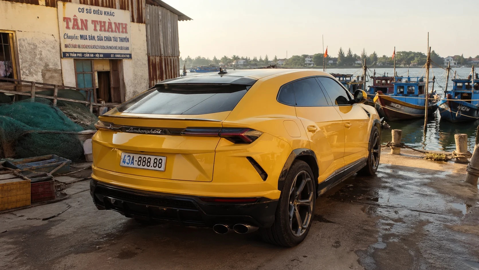 Scatto fotorealistico handheld di Lamborghini Urus gialla al vecchio molo pescatori Hoi An con barche di legno